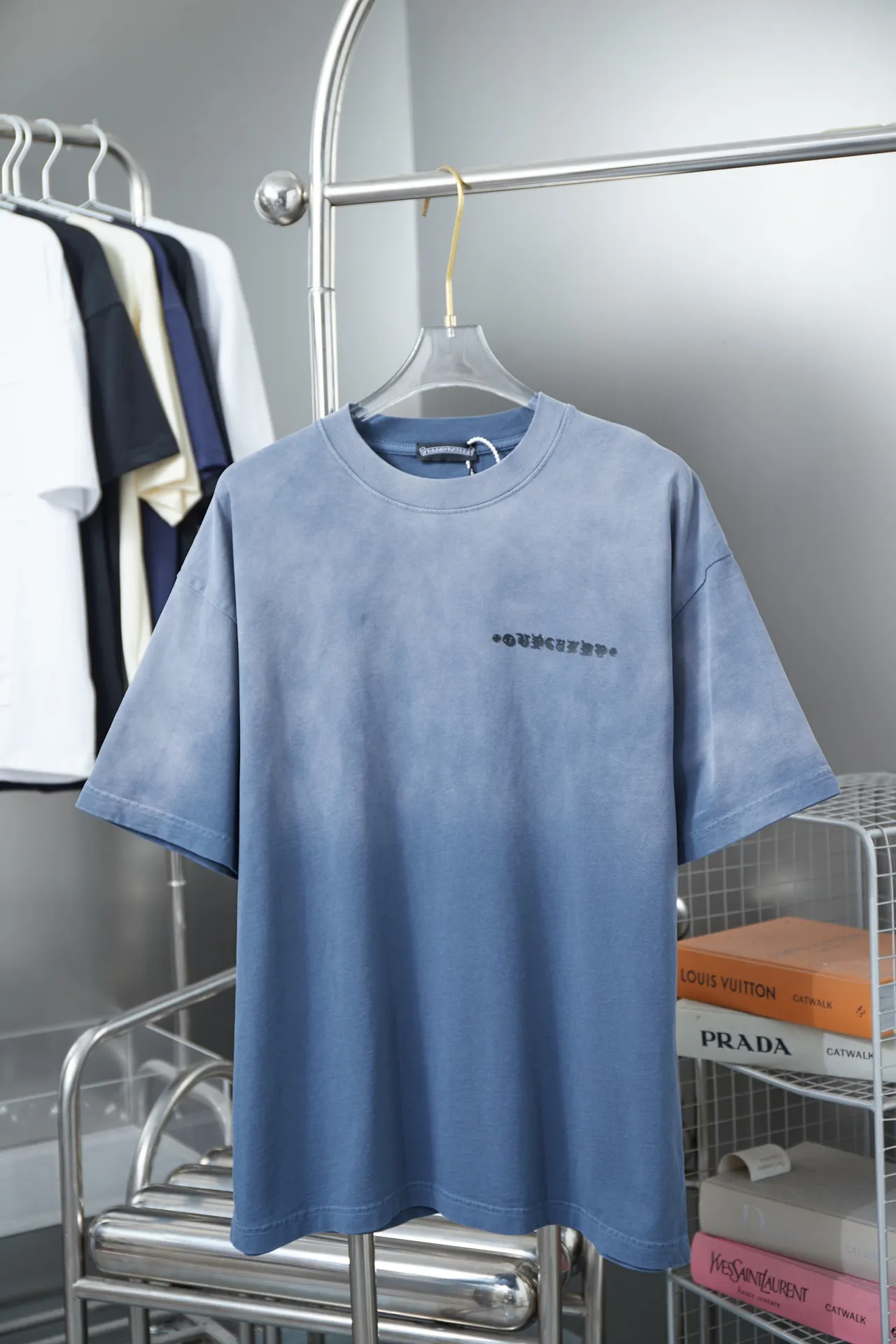 🅿️210 Ch*ome Hearte 25SS early spring new model Three-dimensional thick version of Croix heart logo short sleeves Light luxury essential item for daily commuting for men and women Correct version Welcome to compare Detailed features · 320g 100% pure cotton double yarn jersey fabric · Custom dyed in the same vat with special thickened 32 pieces double-ply 1X1 thread · Three-dimensional thick version of Croix heart logo printing · Ready-to-wear dyeing Then do the faded fried snowflake process, then wash it to make it look old · General washing to improve the effect · Double-needle stitching and cross-stitch process · Original main mark, washed tag, brand moisture-proof paper packaging Color: white/black/green/blue Size: S/M/L/XL